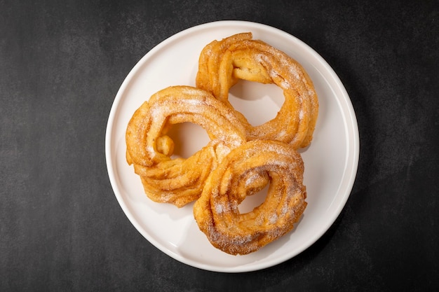 Ciambelle zuccherate sul tavolo Ciambelle brasiliane