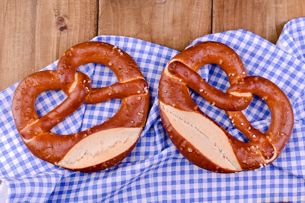 Ciambellina salata bavarese decorata con un panno blu e bianco su una tavola di legno rustica