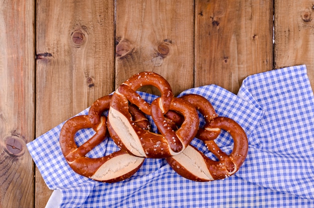 Ciambellina salata bavarese decorata con un panno blu e bianco su una tavola di legno rustica