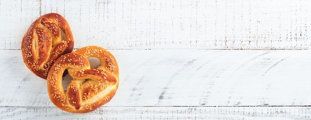 Ciambelline salate bavaresi Menu del cibo dell'Oktoberfest salatini salati tradizionali su sfondo di legno bianco vecchio Vista dall'alto con spazio per il testo Tema dell'Oktoberfest