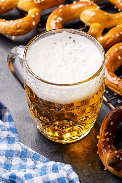 Ciambelline salate e birra fatti in casa appena sfornati