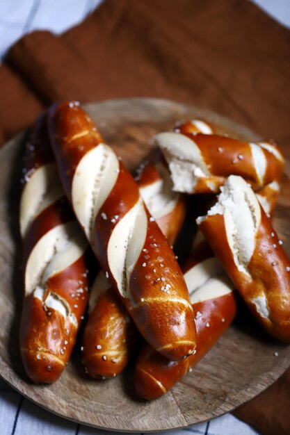 Ciambelline salate fresche su un vassoio di legno Ciambelline salate piatte dritte