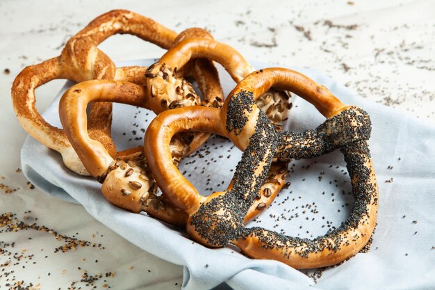 Ciambelline salate o bagel morbidi fatti in casa preparati freschi