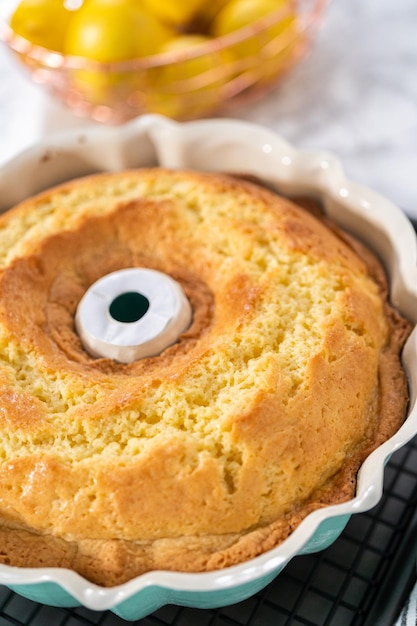 Ciambellone al limone appena sfornato in una teglia per ciambelle.