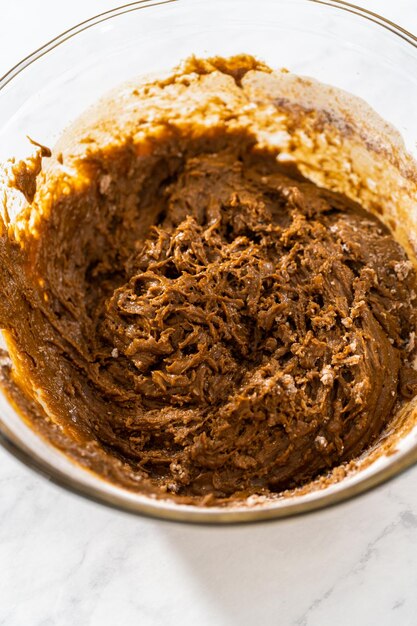 Ciambellone al pan di zenzero con ripieno al caramello
