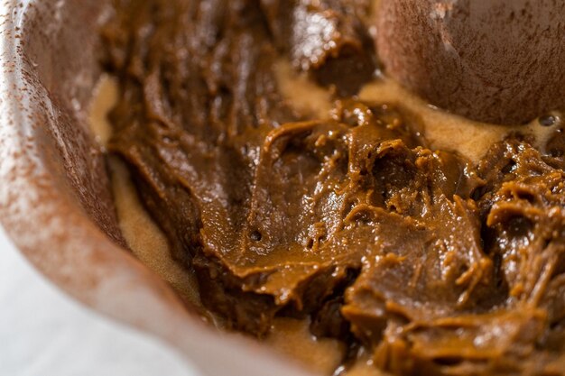 Ciambellone al pan di zenzero con ripieno al caramello