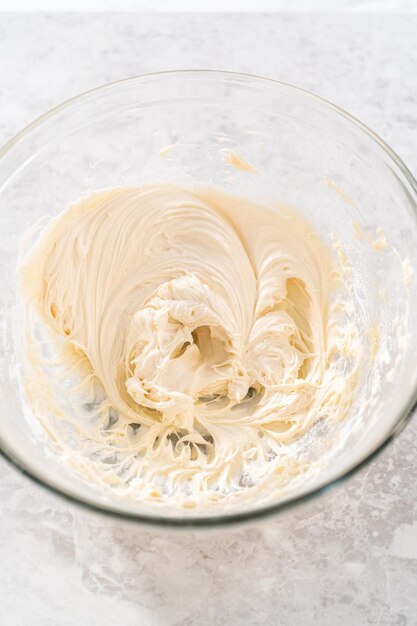 Ciambellone alle carote con glassa al formaggio cremoso
