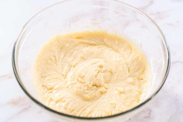 Ciambellone alle mele con glassa al caramello