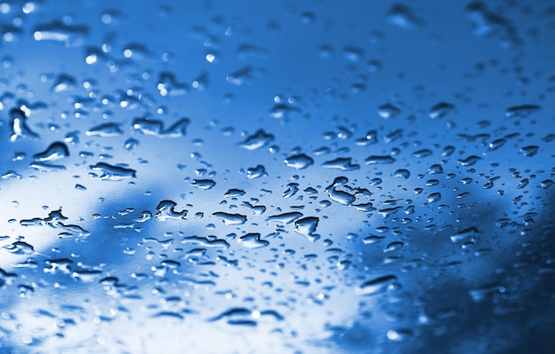 Ciano gocce d'acqua dopo la pioggia bokeh sfondo