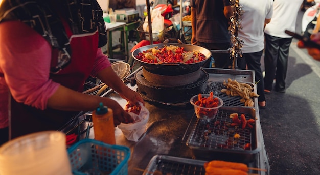 Cibi fritti in vendita nel mercato di strada