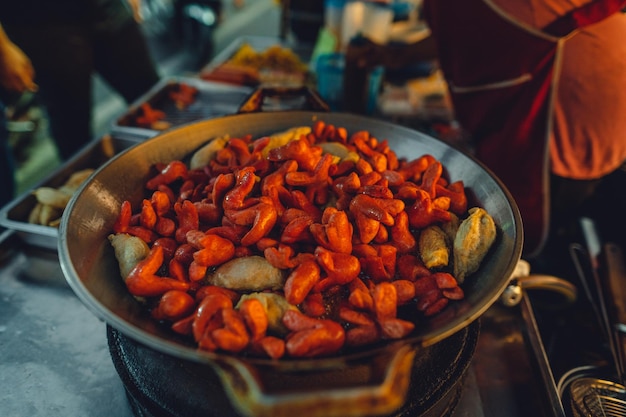 Cibi fritti in vendita nel mercato di strada