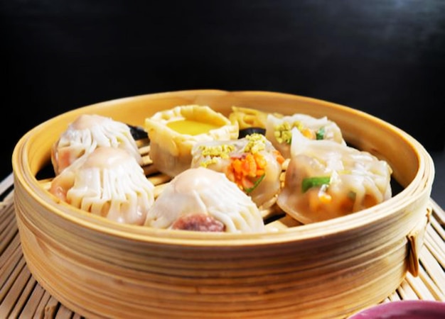 cibi gustosi dimsum nel cesto di bambù