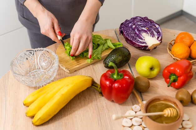 cibi sani sono sul tavolo in cucina.