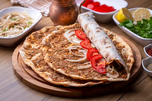 Cibi turchi Pizza turca Lahmacun.