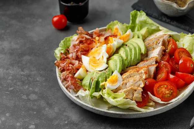 Cibo americano Insalata di Cobb con pancetta avocado pomodoro uova di pollo alla griglia Cibo sano Dieta Keto