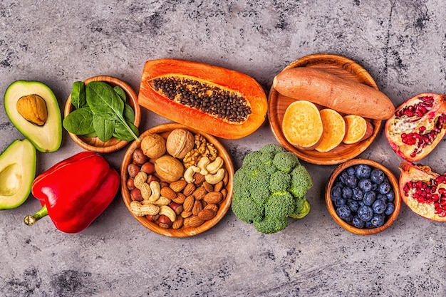 Cibo antietà: frutta, verdura, noci sane. Vista dall'alto.