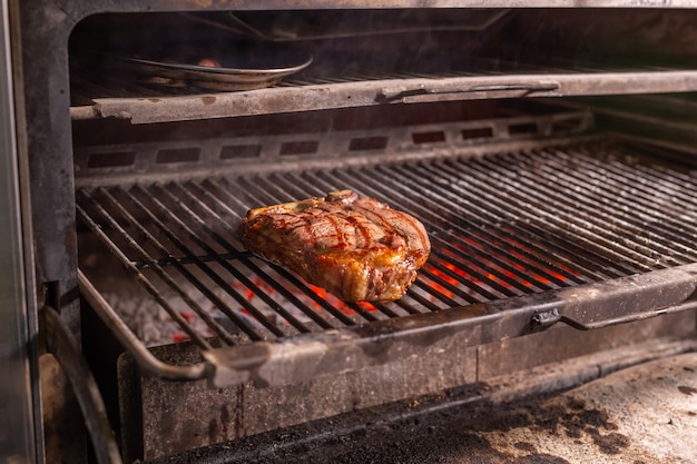 Cibo, artigianato e concetto di carne - deliziosa bistecca arrosto.