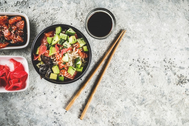 Cibo asiatico alla moda, sushi poke bowl