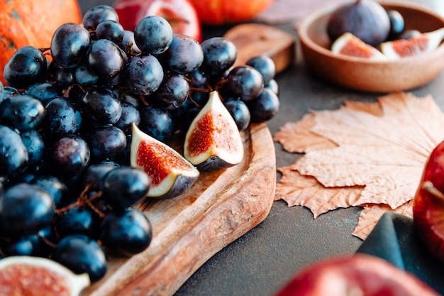 Cibo autunnale mele rosse fichi uva e zucca