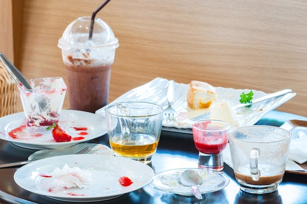 Cibo avanzato sul piatto dopo colazione