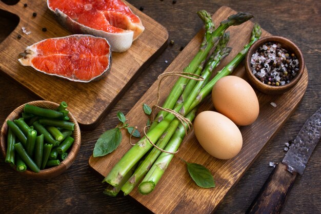 Cibo biologico Cibo sano concetto di cucina Asparagi di salmone e uova su un tavolo rustico