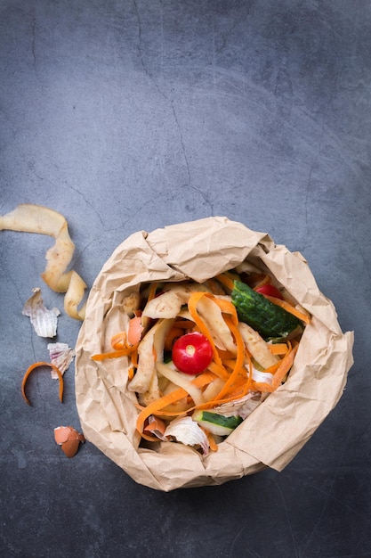 Cibo biologico pelato frutta e verdura per il riciclaggio e il compostaggio su un tavolo Zero rifiuti eco friendly senza plastica riciclato riutilizzabile concetto sostenibile Smistamento rifiuti avanzi di cucina