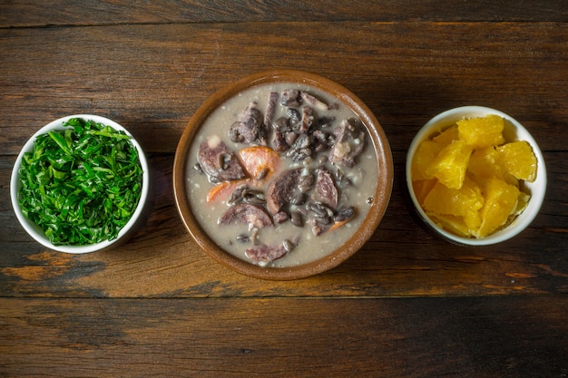 Cibo brasiliano tradizionale Feijoada. Vista dall&#39;alto