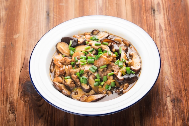 Cibo cinese e funghi shiitake saltati in padella con pollo