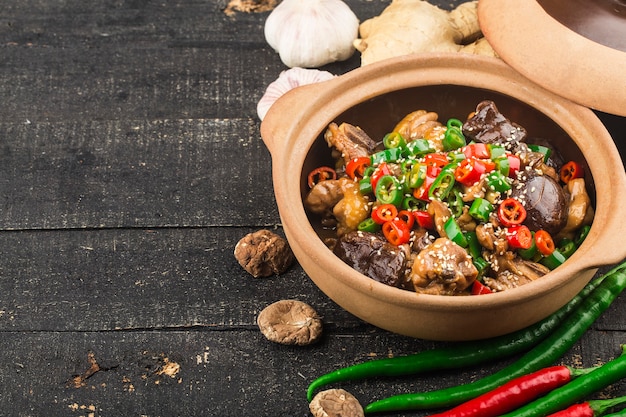 Cibo cinese in casseruola di pollo ai funghi