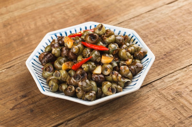 Cibo cinese: lumache saltate in padella con tredici spezie