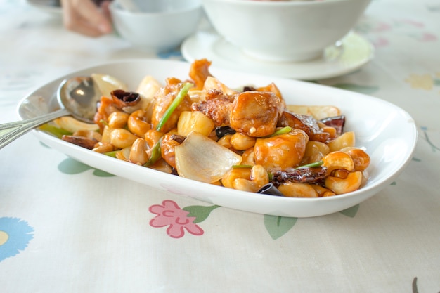 Cibo cinese, pollo fritto mescolare con dado di anacardio in fonte dolce