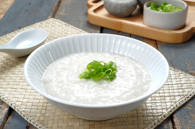 Cibo cinese, porridge di riso o congee, deliziosa colazione tradizionale cinese