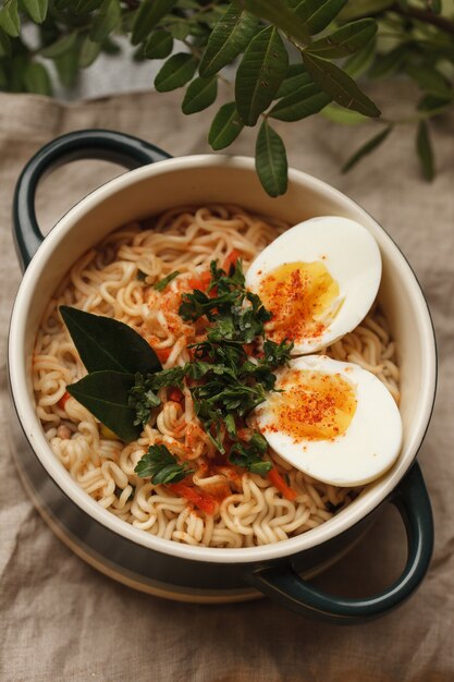 Cibo cinese Tagliatelle con uova e verdure