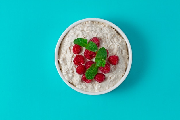 cibo Ciotola di yogurt con lamponi e menta