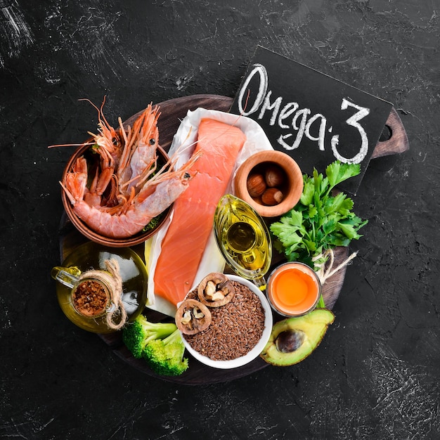 Cibo con vitamina naturale Omega 3 Cibo sano pesce gamberetti broccoli noci di lino uova prezzemolo Vista dall'alto Spazio libero per il testo Su sfondo nero