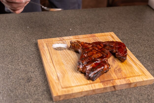 Cibo, concetto delizioso e artigianale: servizio di bistecca alla griglia.