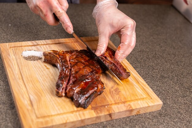 Cibo, concetto delizioso e artigianale: servizio di bistecca alla griglia.