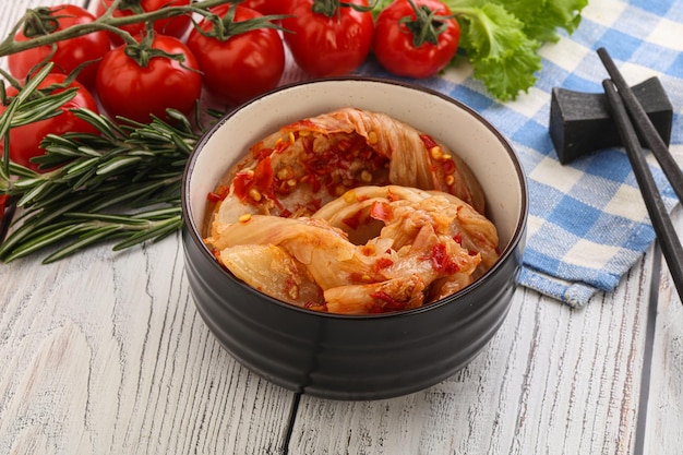 Cibo coreano piccante Kimchi cavolo fermentato con peperoncino