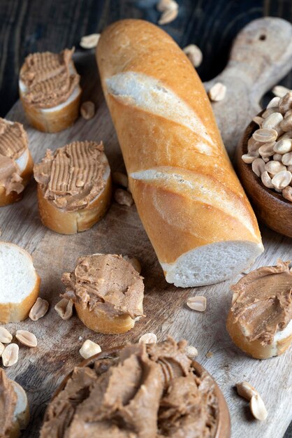 Cibo dado su un tagliere di legno in cucina