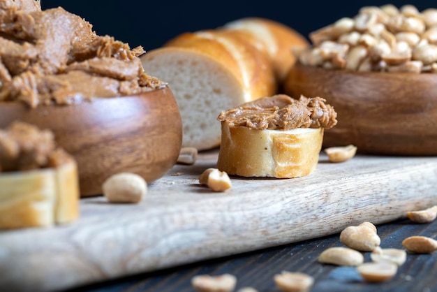 Cibo dado su un tagliere di legno in cucina