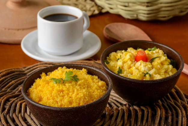 Cibo dal nord-est del Brasile. Cous cous di mais con uovo in una ciotola di argilla.