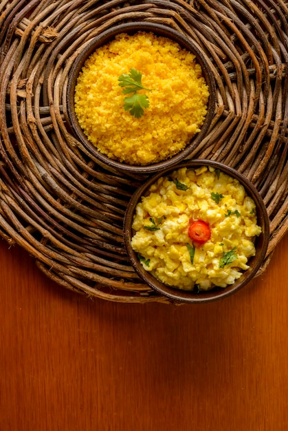 Cibo dal nord-est del Brasile. Cous cous di mais con uovo in una ciotola di argilla.