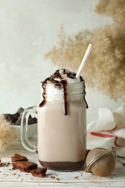 cibo delizioso con frappè al cioccolato sul tavolo di legno bianco