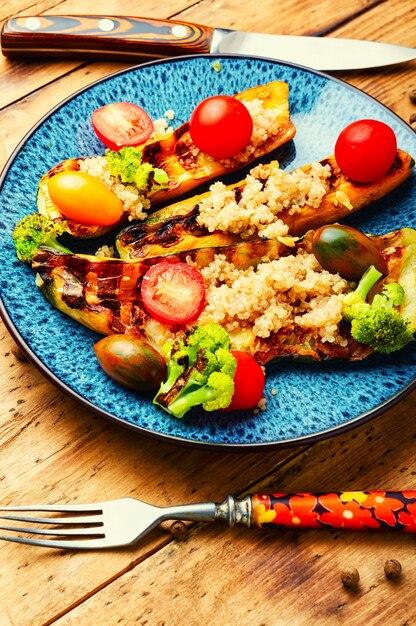 Cibo delizioso con zucchine al forno, broccoli, pomodoro e quinoa. Cibo vegano