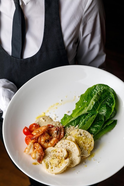 cibo delizioso su un tavolo di legno in un ristorante premium