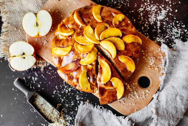 Cibo, dessert, pasticcini, torta. Gustosa torta di mele bella su uno sfondo concreto