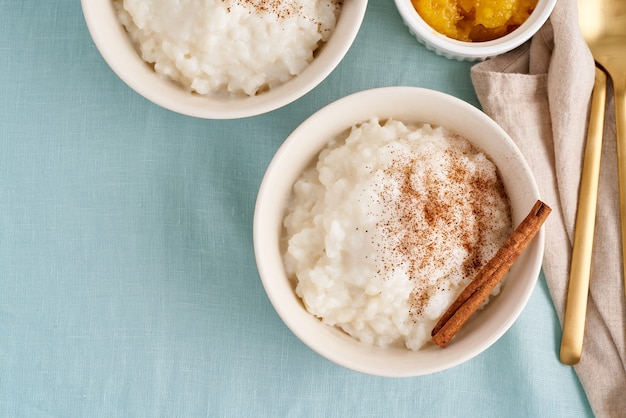 Cibo di Natale. Budino di riso. Dessert di riso al latte francese. Atmosfera pastello accogliente vacanza mattutina