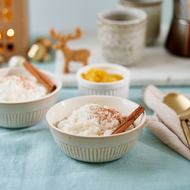 Cibo di Natale. Budino di riso. Pastello accogliente atmosfera mattutina vacanza colazione o pranzo serale. Decorazione di Natale nella sala da pranzo vivente. Vista laterale