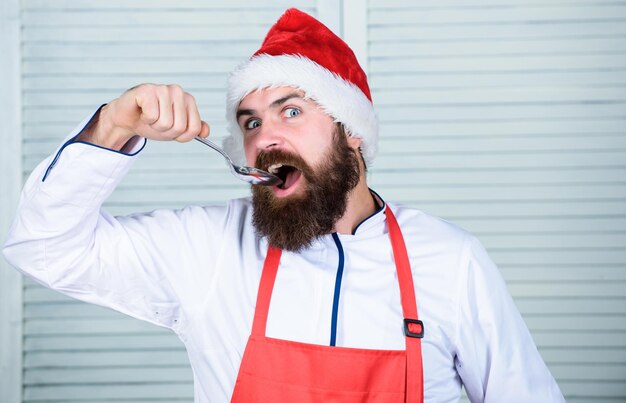 Cibo di Natale Chef uomo con cappello Ricetta segreta del gusto Dieta e cibo biologico vitaminico Uomo barbuto cuoco in cucina culinaria Cucina sana Vegetariana Chef maturo con barba