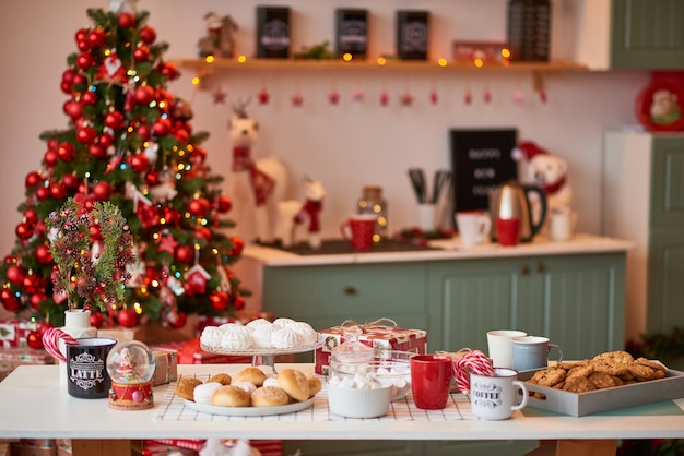 cibo di Natale sul tavolo delle vacanze